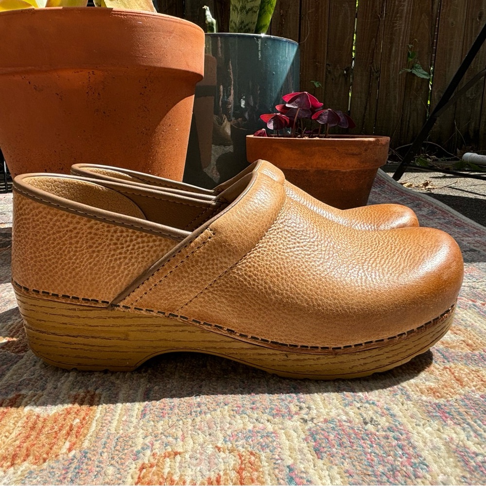 Dansko, size 41, honey distressed clog